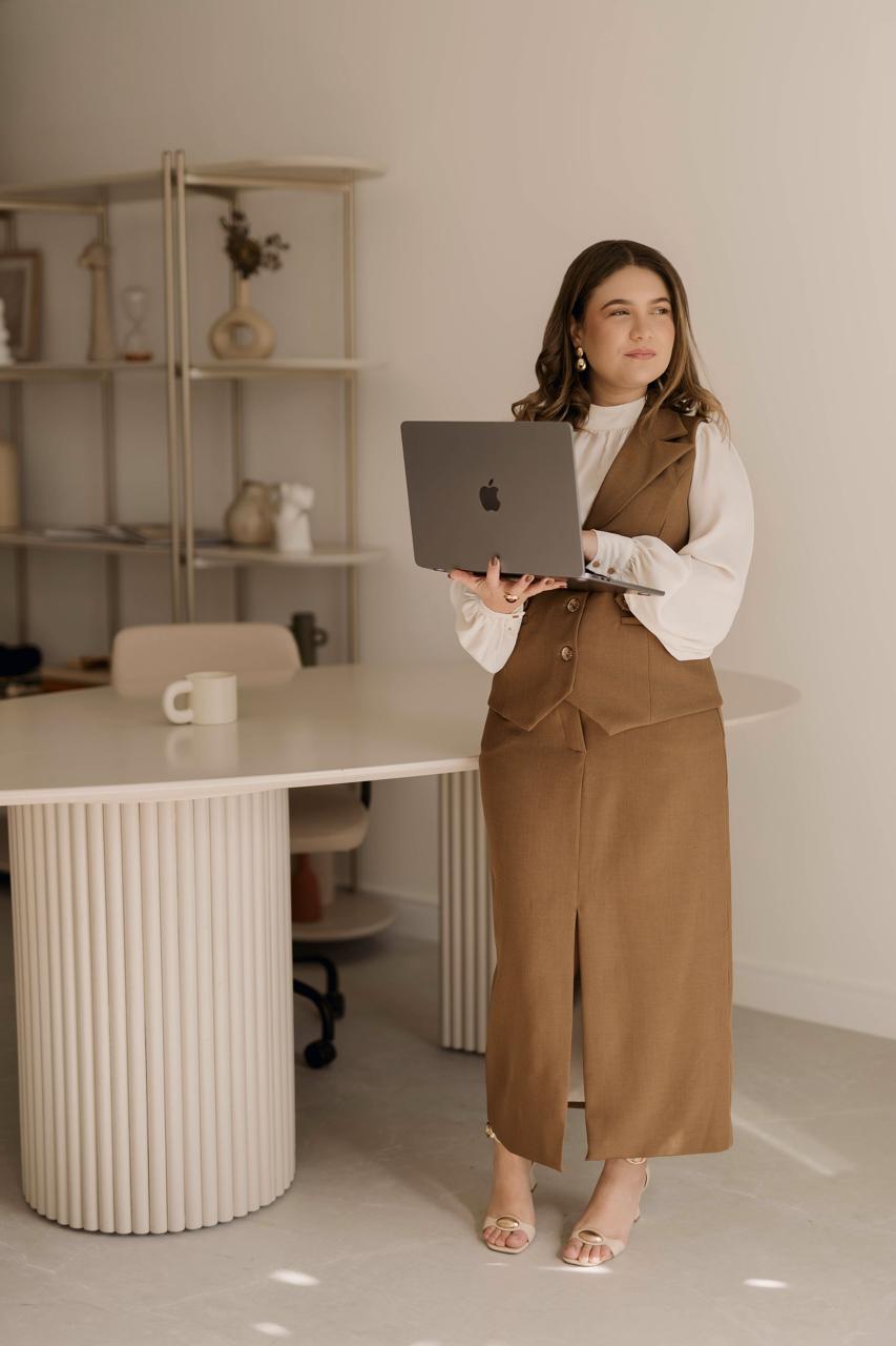 Consultora da Aurum Seguros em atendimento personalizado